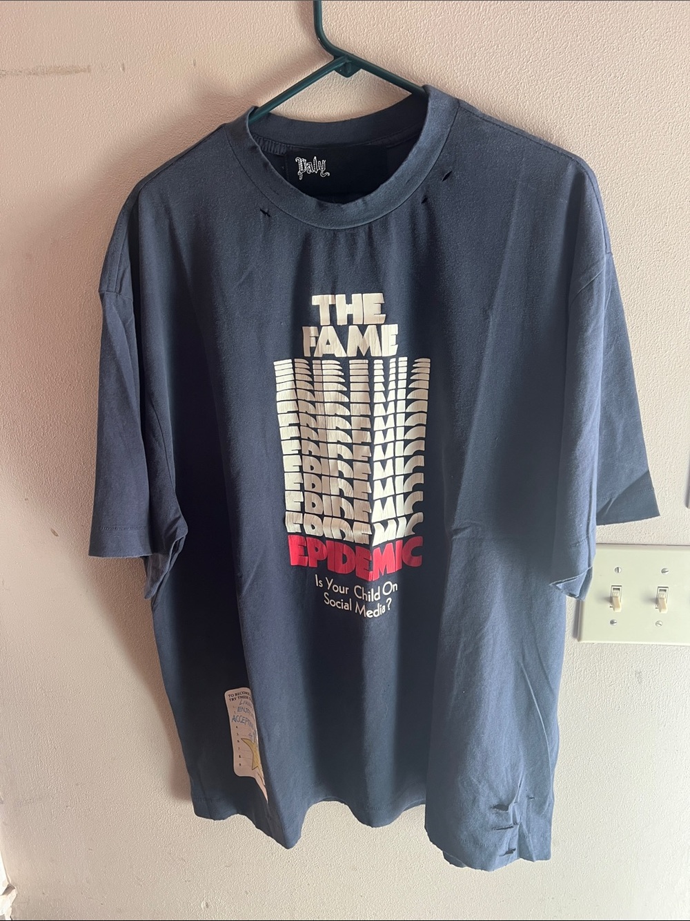 PALY HOLLYWOOD DISTRESSED THE FAME EPIDEMIC SINGLE STITCH TSHIRT SIZE XL